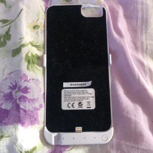Mobilskal med inbyggd powerbank - Jag säljer ett mobilskal med inbyggd powerbank! Passar till iPhone 6,6s,7,8 det finns ett litet stöd längst uppe vid kameran så du kan ladda mobilen samtidigt som du kan kolla på saker!