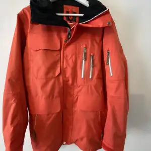 Orange jacka från Warp, egentligen en skidjacka men man kan använda den när man vill. Köpt ca 8 år sedan och har bara hängt i garderoben. Gott skick!