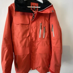 Orange Warp jacka - Orange jacka från Warp, egentligen en skidjacka men man kan använda den när man vill. Köpt ca 8 år sedan och har bara hängt i garderoben. Gott skick!
