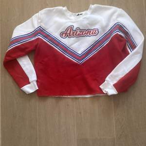Vit cheerleader sweatshirt från Jennyfer i storlek XS. I gott skick!