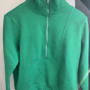 Cropped zip-through hoodie - Snygga cropped zio hoodie från H&M, size S. Använd bara 1 gång