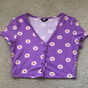 T-shirt  - T-shirt med blommor, nyskick