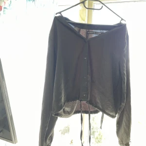 Svart blus - Svart blus i storlek M