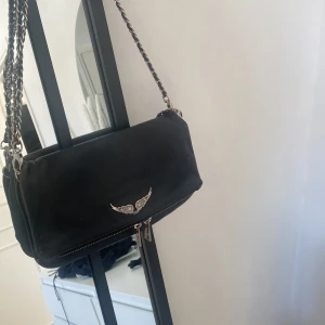 Zadig Voltaire väska  - Intressekoll på min fina zadig väska, då jag tröttnat lite, den är använd och lite sliten men inget man tänker på❤️buda gärna 