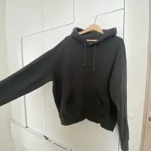 En svar/grå hoodie från Weekday med lite blekta detaljer