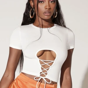 Tie grop top - Den här toppen är super fin jätte fin men vågar inte ha på mig den är helt ny och aldrig använts (förutom till provning) 