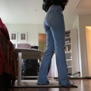 Flare jeans - Bershka jeans som är jättesköna men tyvärr ej längre används. Dom är högmidjade och har slitningar på knäna samt baksida fickor. Det är typ en volang/flare grej på botten som är av jeans.