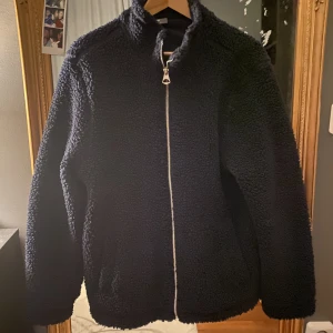 Fleece  - Snygg fleece jacka från hm, i str L alltså oversized. Frakten ingår i priset 