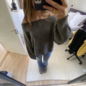 Stickad offshoulder tröja - Jättemysig grå stickad offshoulder tröja. Superfin och passar till allt, jättegosig ❤️