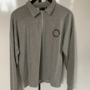 Zip tröja  - Grå zip tröja i storlek S men stor i storleken då det är unisex. Använd sparsamt
