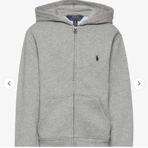 Jag säljer min Ralph lauren zip up hoodie i storlek S (18-20). Den har inga defekter använts 1 gång och köptes för 2 månader sedan så den är som ny💘