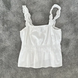 Blus/topp - En jätte söt blus/topp som tyvärr har blivit för liten. Är så fin till sommaren. Den är från hm 💕