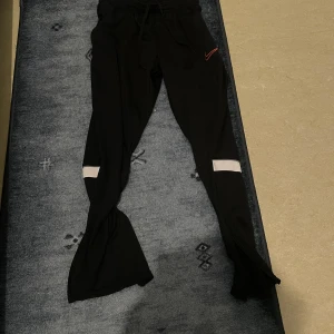 Nike running byxa säljs! - Nike byxa säljs den är oanvänd och i fint skick den är köpt för 899 säljs för 400kr
