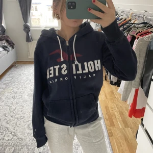 Hollister hoodie - Säljer min hollister hoodie i bra skick , storlek s🥰