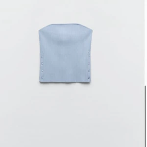 Zara topp - Säljer mina zara topp med knappar på sidan då den är för stor för mig , jätte skönt material 🥰