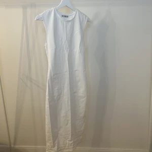 Vit klänning från Zara - Superfin och skön lite längre klänning från Zara i storlek S. Använd ett fåtal gånger, så i fint skick.