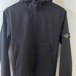 Stone island softshell Jacka - Stone Island softshell jacka säljes. Storlek Junior 170 (14 år).  Väldigt sparsamt använd och i MYCKET bra skick!  Finns i Göteborg (Hisingen) och kan skickas vid behov. Nypris för jackan 3800, säljes nu för 1900 kr. Kan sänkas vid snabb affär.