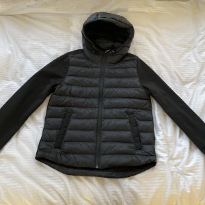 Polo cardigan jacka  - Jag säljer nu denna polo cardigan/jackan som är köpt för ca ett halv år sedan. Den är i mycket bra skick och är köpt för ca 3400kr