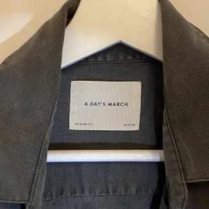 Skjortjacka, overshirt - Säljer denna overshirt i relaxed fit från A Day’s  March då den inte längre kommer till användning, perfekt nu till sommaren!  Köpare betalar för frakt