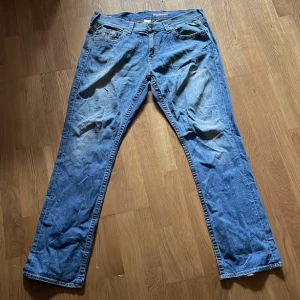 True Religion Jeans - Relativt stora  Skrynkliga men gör att stryka ut Är öppen för trades och priset gör att diskuteras