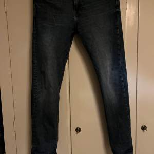 Hej,  Ett par fina jeans endast använda ett par gånger och tvättade en gång. Säljer pga en aning för stora för mig. Storlek 29w32L