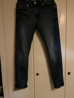 Jeans Slim fit  - Hej,  Ett par fina jeans endast använda ett par gånger och tvättade en gång. Säljer pga en aning för stora för mig. Storlek 29w32L
