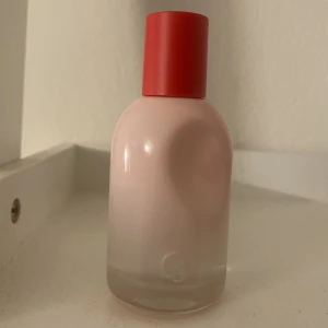 Glossier You parfym - Glossier you parfym endast testad. Relativt ny inköpt för ca två månader sedan. säljer då jag känner att doften inte passar mig. 