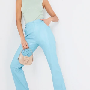 Blå läderbyxor - Säljer dessa läderbyxor från PLT (PrettyLittleThing)Helt NYA med etikett! De har tyvärr inte kommit till användning därav säljer jag dem! Hör av er vid frågor. Passa på nu när det är fri frakt! 💙