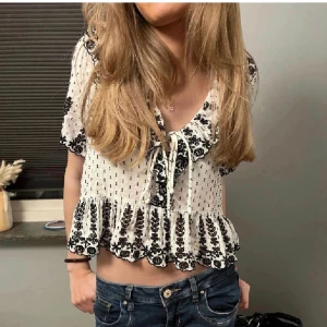 Zara blus - Jättesnygg blus från zara. Säljs inte löngre, bilderna är lånade💓 startar bud vid intresse