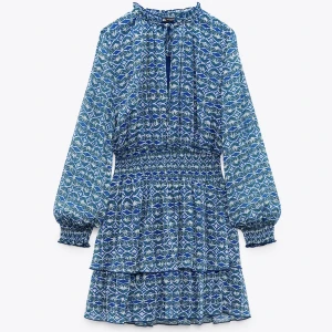 Zara klänning  - säljer denna jätte fina klänning från zara som är helt ny med lappen kvar storlek m nypris 400 säljer för 300 🤩🤩🤩