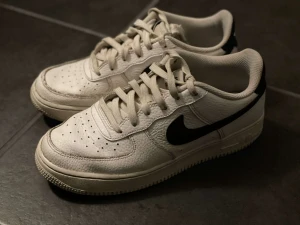 Air force 1 säljes - De här Nike skorna säljes pågrund av att de är för små för mig