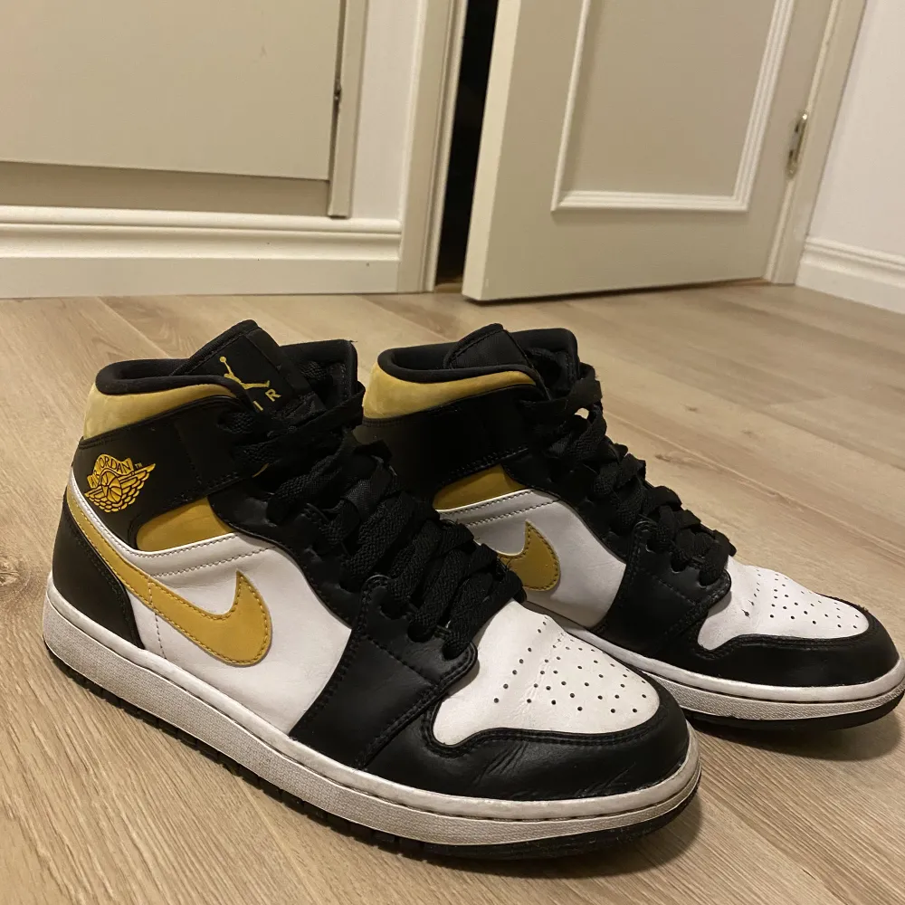 Nike Air Jordan 1 Mid Pollen Yellow White Black. Storlek 43 Ca 2 år gamla. Köpta från dubai mall. Bra skick . Skor.