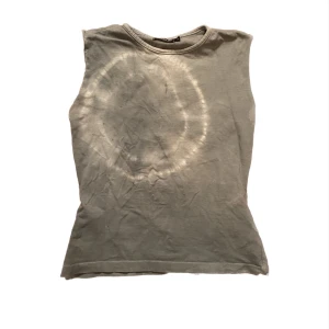 T-shirt - Jätte fin grå t-shirt i storlek M. Jag har färgat den själv⭐️Den har tyvärr en liten fläck (se bild 3) 