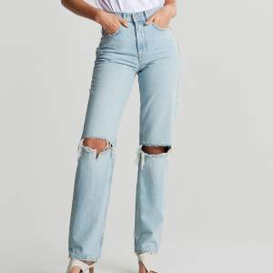 90s jeans från Gina Tricot, med påsydda stjärnkonturer. Originalpris  599kr, storlek 32. Skulle säga att de passar S/M 