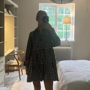 Klänning  - En jättefin klänning från zara, den kom inte så mycket till andvända. Den är i stl S💕💕