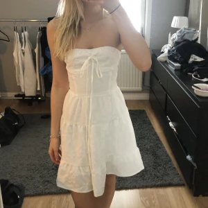 Vit klänning - Perfekt till student eller liknande tillställning! Prislappen kvar