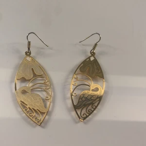 Örhängen  - Jättefina örhängen i guld färg!☺️