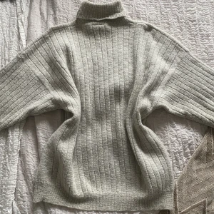 Grå polo - Otroligt skön grå polo, passar superbra till byxor men även till kjolar inför varmare väder. Har ett litet hål på nedre delen av kragen men det är inget som syns vid användning då den vinklas inåt. Går även att sy med några stygn som på bild 1. Skick: bra