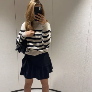 Randig tröja - Så fin stickad tröja från zara som inte kommer till användning längre, skitfin inför sommaren med linnebyxor till😍 (obs den ser gulare ut på sista bilden men det är endast för att jag har ljusblå lakan, så ljuset blir skumt) nypris 499💕