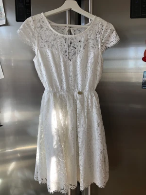 Vit spetsklänning - Klänningen köpte jag till studenten förra året men när jag hittade en annan jag ville ha var det för sent att skicka tillbaka denna fina. Den är i storlek 36 och köpt på bubbleroom. Den är endast testad och ”Prislappen” sitter kvar. 649kr ordinarie pris. 