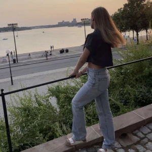 Zara straight jeans  - Såå snygga raka jeans från Zara💗Storlek 36. Fin ljus tvätt som passar perfekt nu till sommaren☺️! Säljer eftersom dem tyvärr inte kommer till användning längre. 
