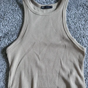 Linne - Säljer dessa linnen❣️ Ett linne för 30kr, 2 linnen för 50kr och alla för 75kr❣️ De två första linnena är från Zara och är i storlek M, men det passar mig som brukar ha Xs/S. Det sista linnet är från h&m och är i storlek XS, det är inte lika töjbart bara ❣️❣️❣️