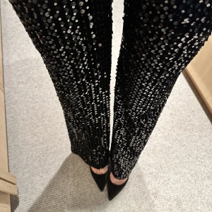 Glitterbyxor svarta ’Maje’ - Säljer mina svarta glitterbyxor från Maje!!!! Använda 1 gång så väldigt bra skick.  Skriv gärna för fler bilder!!!! ✨✨✨pris kan diskuteras 