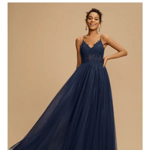 Balklänning - Super fin balklänning från Jj’s house. Använd 1 gång så super skick. Eftersom den är spännband i ryggen så passar fler längder🙏många intresserade = budgivning  Nypris 2 132 kr