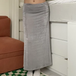 Långkjol med resår  - Långkjol med resår i midjan i stretchigt material från Urban Outfitters. Helt oanvänd 