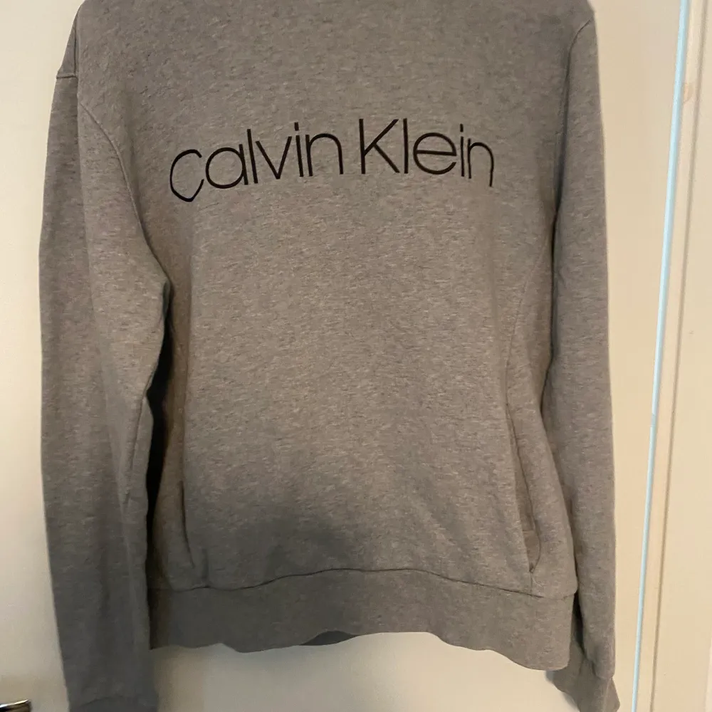 Jag säljer min Calvin Klein hoodie jätte bra sikt men är för liten för mig . Hoodies.