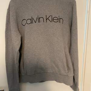 Jag säljer min Calvin Klein hoodie jätte bra sikt men är för liten för mig 