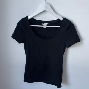 vanlig svart basic t-shirt från H&M med korta ärmar! 