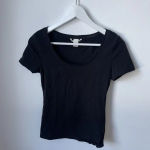 basic t - vanlig svart basic t-shirt från H&M med korta ärmar! 