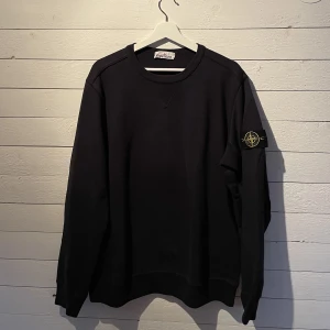 Stone Island crewneck - Mörkblå Stone Island crewneck. Storlek L. Bra skick. Äkta tröja - köpt på soleplus